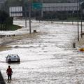 Narasla voda je odnesla nekaj avtomobilov in tovornjakov, poškodovanih pa je bil