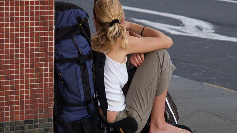 20-letni popotnici je napadalcema uspelo ubežati v drugem poskusu. 