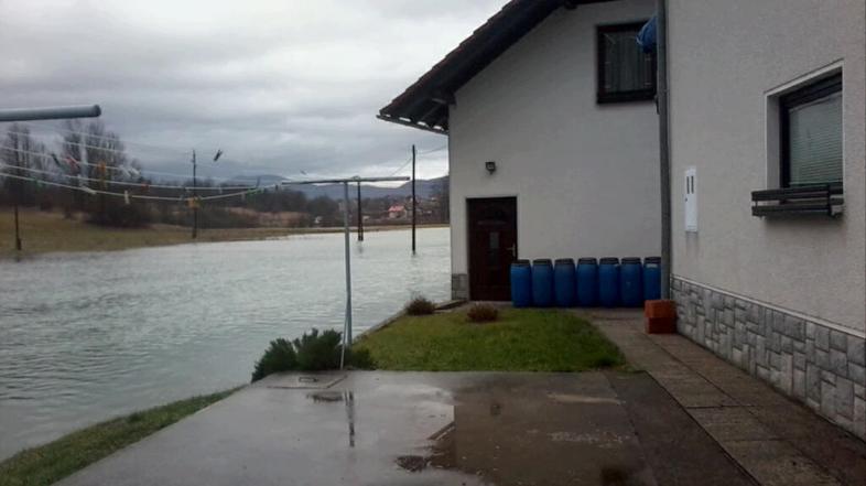 Hiša Vidervolovih je obkrožena z vodo. (Foto: Tina Lagler)