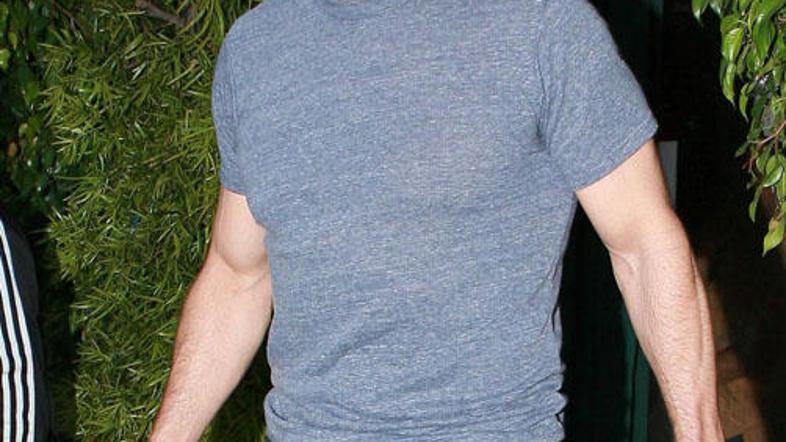 Tom bo ponovno stopil pred kamere.