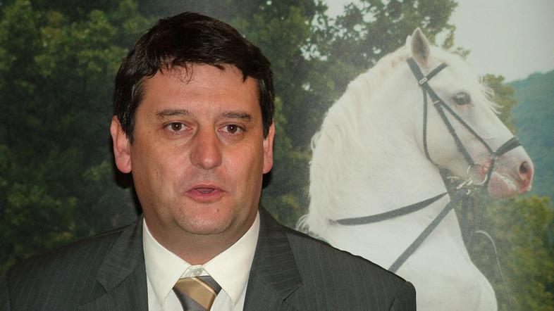 Direktorju Tomiju Rumpfu so v agenciji Dialog med drugim pomagali pri akciji bar