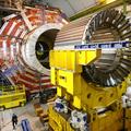 Ogromni magnet v raziskovalnem centru CERN
