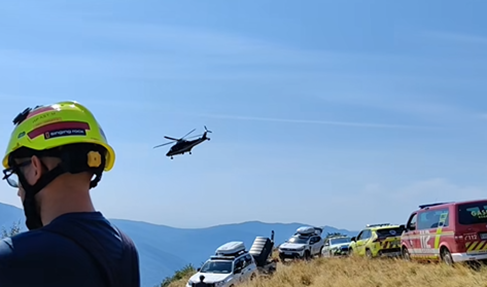 Pri Kobaridu z avtom zdrsnil 250 metrov v prepad
