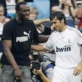 Usaina Bolta je na teren pospremil Raúl, živa legenda Reala iz Madrida.