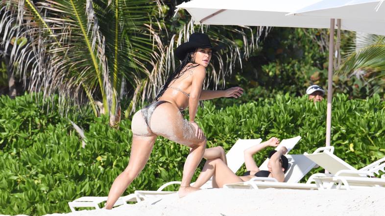 kim kardashian, khloe kardashian