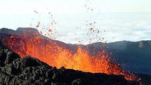 Vulkan Etna na Siciliji je spet oživel (slika je simbolična).