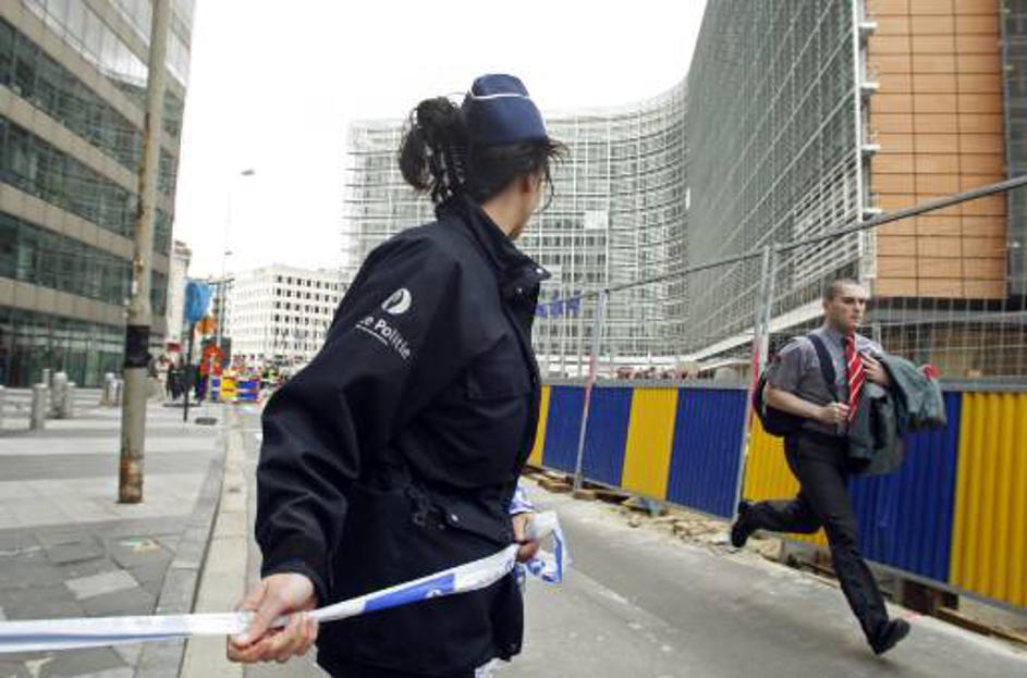 Bruseljski gasilci so zaradi požara izpraznili stavbo Evropske komisije.
