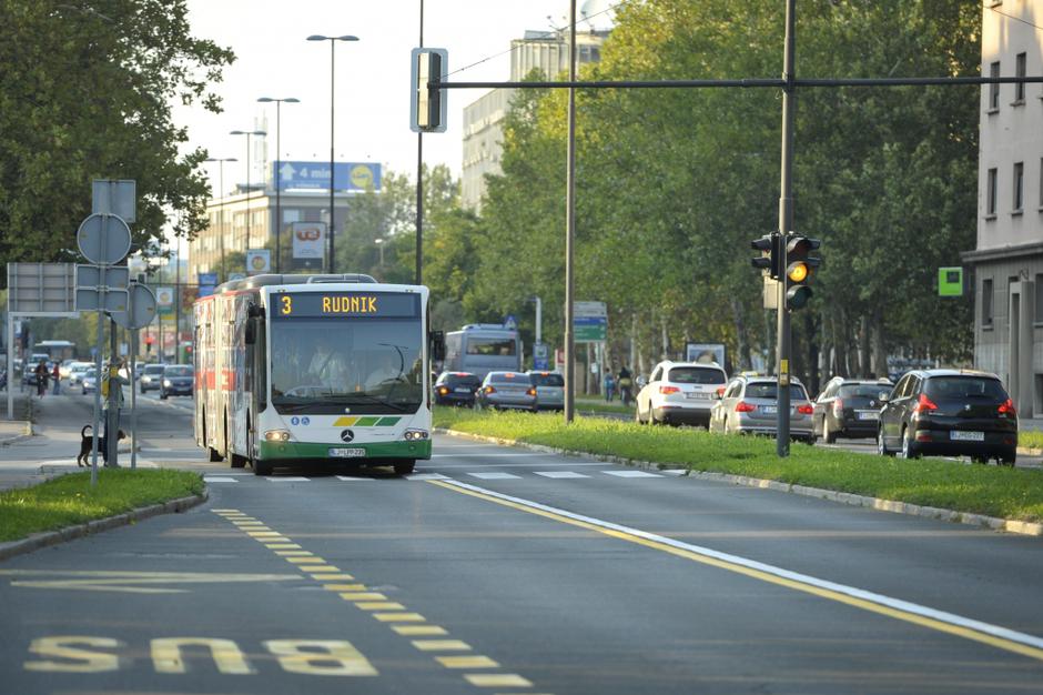slovenija 24.09.13, avtobus, vozni pas rezerviran za avtobuse in taksije, vozni  | Avtor: Anže Petkovšek