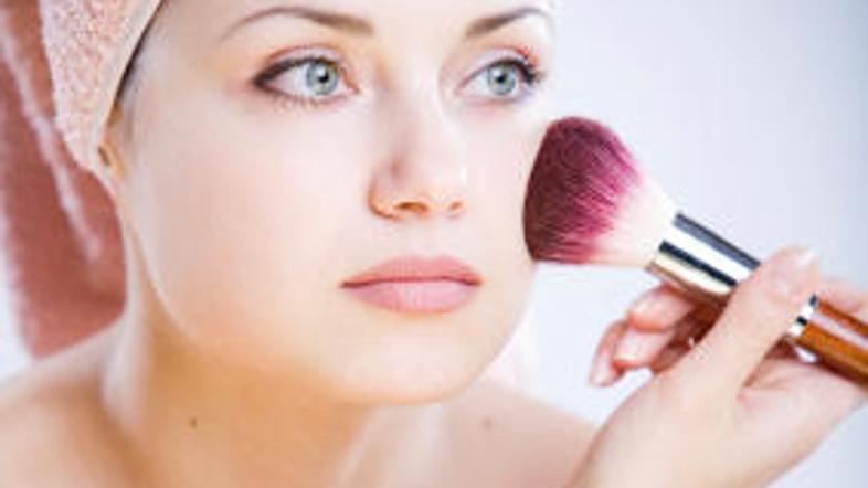 Namesto pudra v prahu si na lička raje nanesite malo rdečila.
