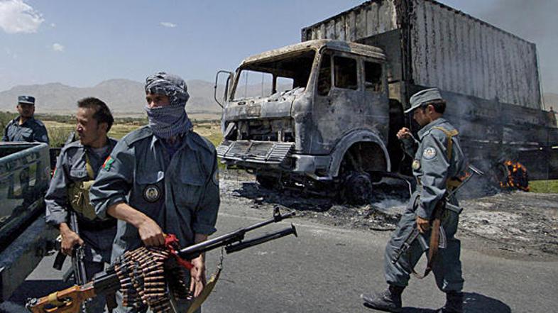 V hudih spopadih med islamističnimi skrajneži in pakistansko vojsko je umrlo naj