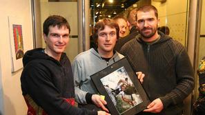 Z leve: Kajakaš Peter Kauzer, fotograf Samo Vidic, ki ga je ujel v objektiv, in 