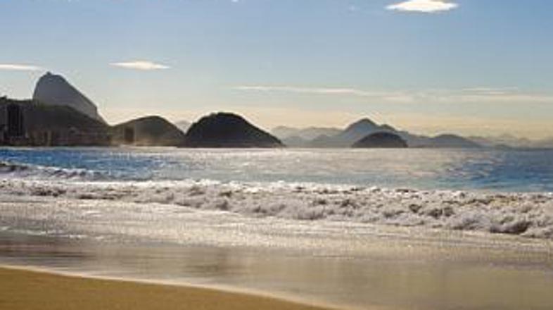 Valovi, pesek in morje pomanjkljivih bikinijev – hedonistični raj v Riu de Janei