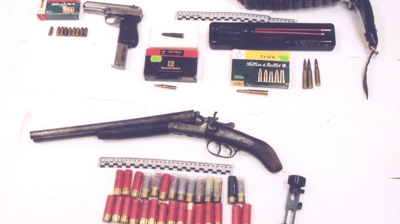 Dvajsetletnik je doma imel šibrenico z odžagano cevjo in kopitom, 109 nabojev ra