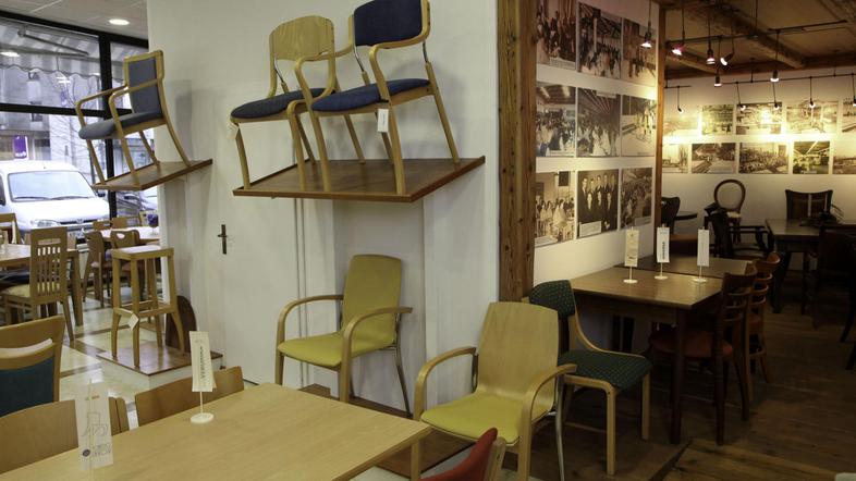 Zaposlenim v Pohištvu, ki izdelujejo stole in mize, podjetje dolguje več kot 300