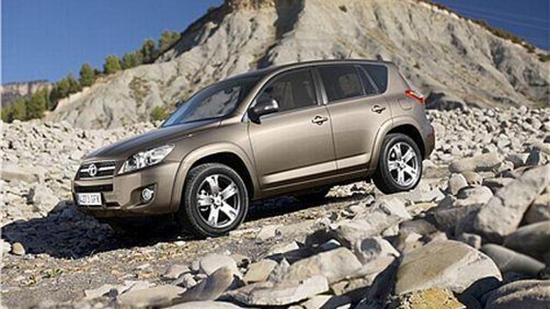 Najnovejši toyotin RAV4 je bil deležen lepotnih popravkov tako zunaj, znotraj ko