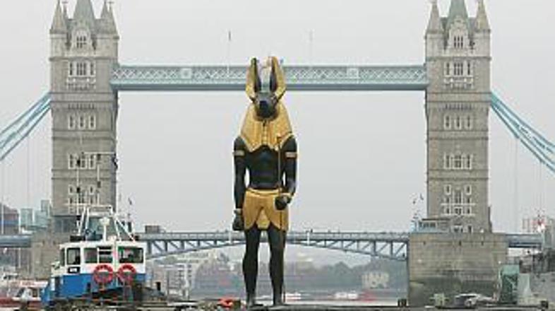 Londonski Tower Bridge so dvignili, ko je pod njim plula ladjica z Anubisom.