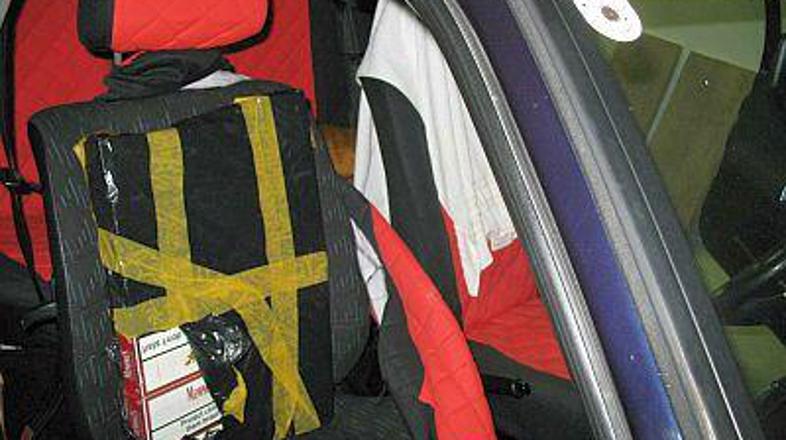 Sedela sta na cigaretah.