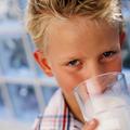 Otrok pije mleko