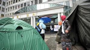 Protestniki pred borzo z novimi šotori kljub slabemu vremenu vztrajajo.