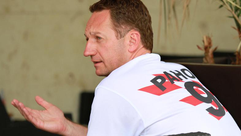 Ob koncu obravnave se je zgodil manjši verbalni spopad med Popovičem in enim od 