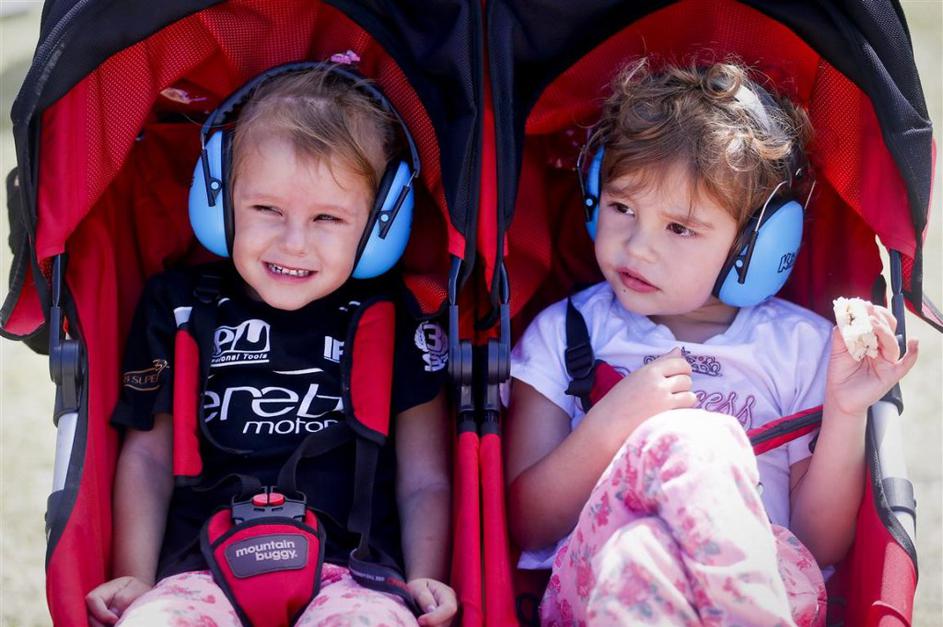 VN Avstralije Melbourne Park kvalifikacije formula 1 slušalke voziček otroka