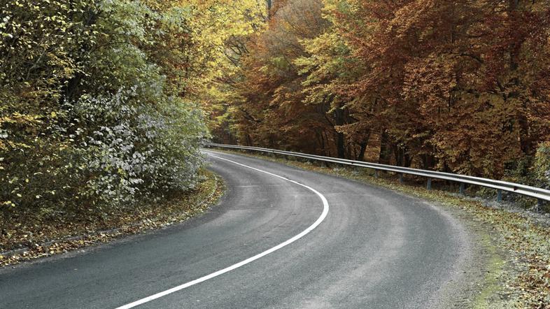 Ovinek jesen spolzka cesta