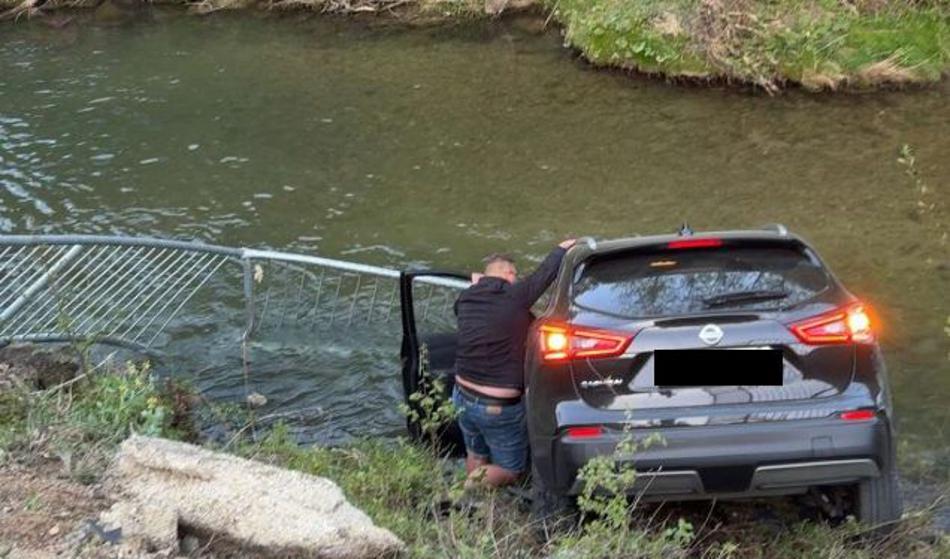 VIDEO: Mrtvo pijan iz gostilne v Brestanici z vozilom naravnost v potok