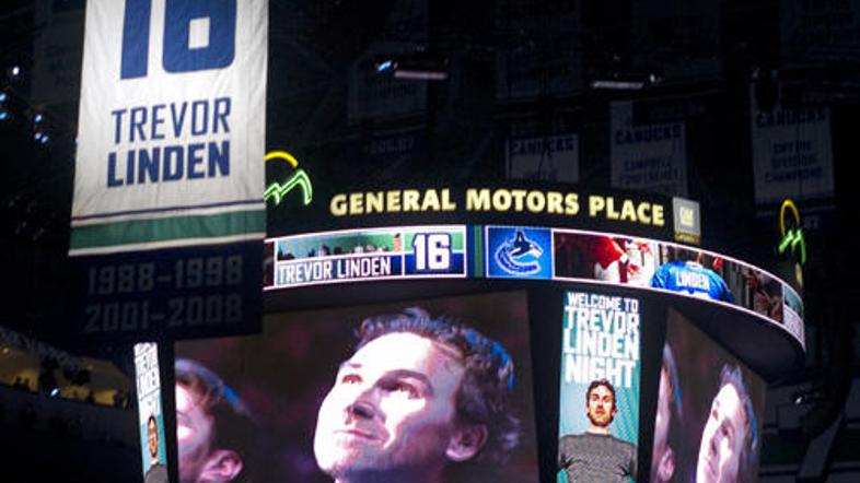 Ob Smylovi zastavi bo v dvorani Vancouver Canucksov poslej plapolala še Lindnova