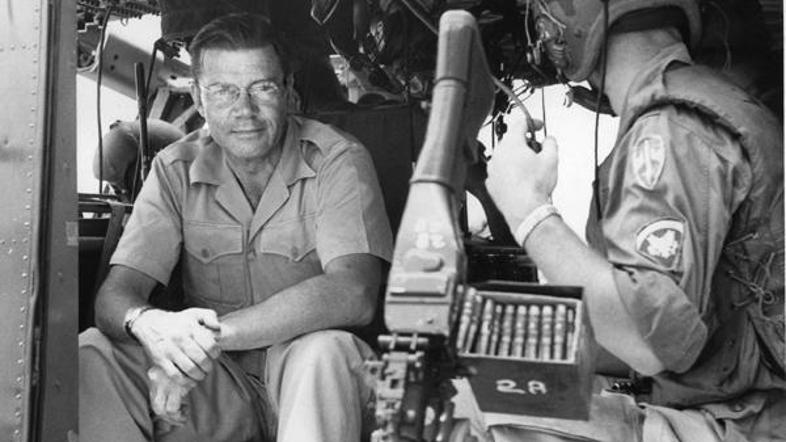 Robert McNamara sedi na vojaškem helikopterju znamke Huey. Med vietnamsko vojno,