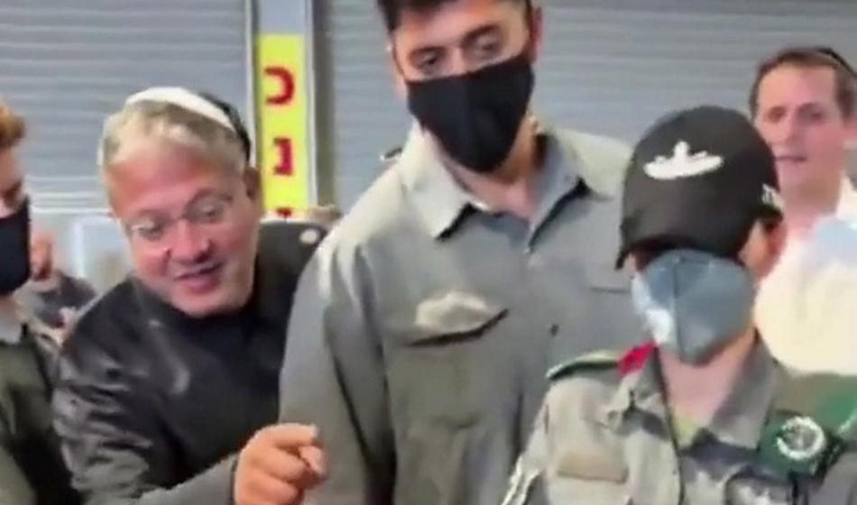 Video: Izraelski minister posnet, kako ponižuje aktiviste