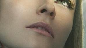 Zelenooke pogled poudarite z bakreno-zlatim odtenkom.