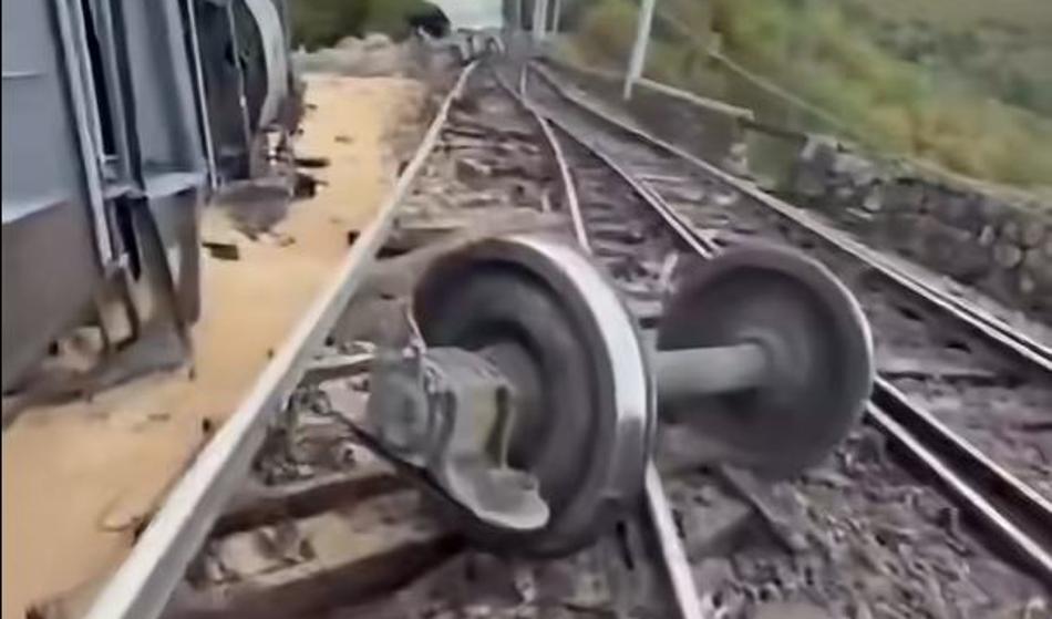 Video: Pri Reki 11 vagonov zgrmelo v prepad