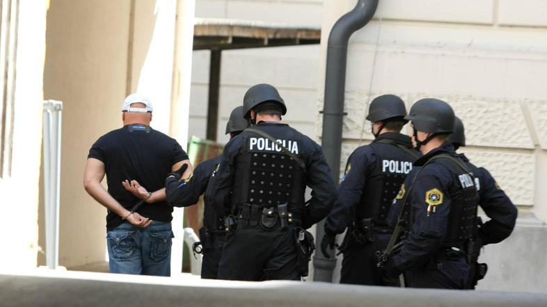 Neuradno: ljubljanski sodniki so podaljšali pripor Tošiću in osmim pomagačem. (F