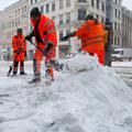delavci čistijo sneg s pločnikov v Leipzigu