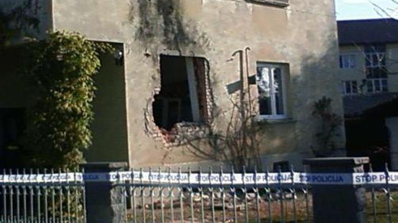 Hiša je bila v eksploziji precej poškodovana. (Foto: Andraž Sodja)