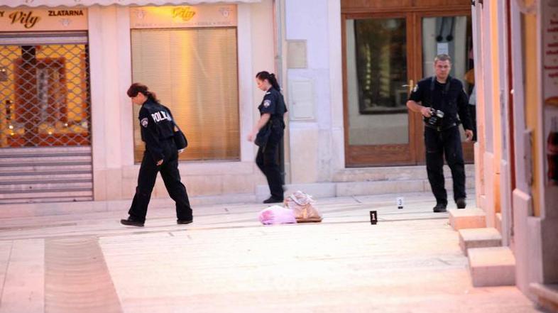 Morilec se je le slabo uro po tem, ko je večkrat zabodel 49-letno gospo, sam pre