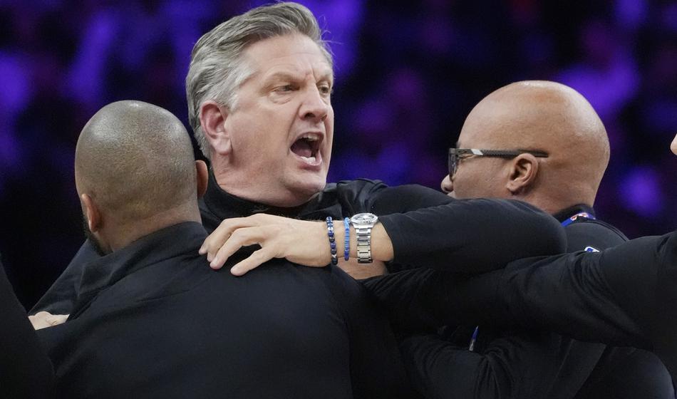 Poraz Oklahome v senci sodniške farse, trener želel fizično nad sodnike (video)