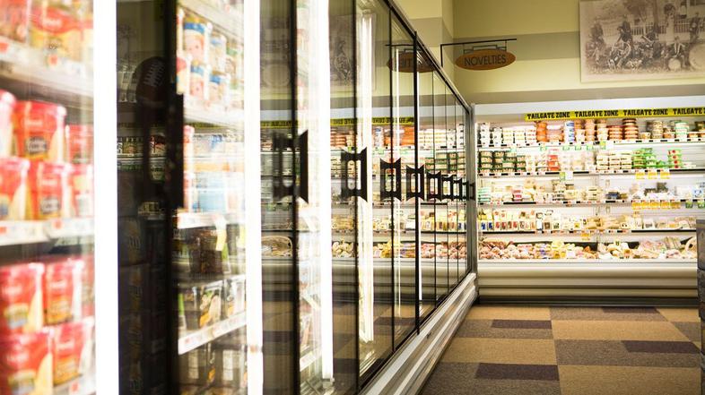 trgovina oddelek z zamrznjeno hrano