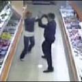 Videokamere so posnele policista, ki je 27. aprila v nekem moskovskem supermarke