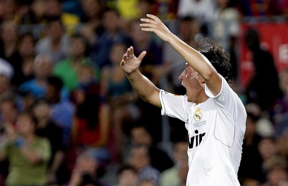 superpokal barcelona slavi real madrid mesut ozil