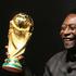 Edison Arantes do Nascimento - Pelé s pokalom, ki ga bo prejel zmagovalec mundia