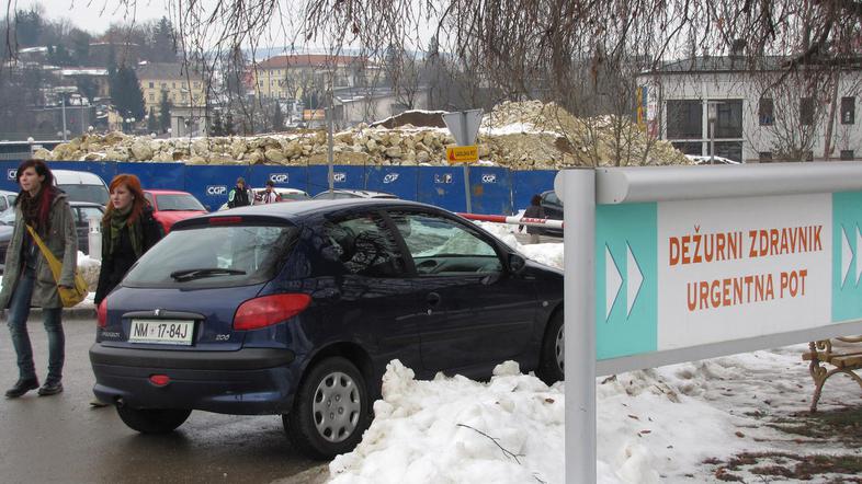 Kjer je kup kamenja na gradbišču Šmihelske ceste, bo stala parkirna hiša. (Foto: