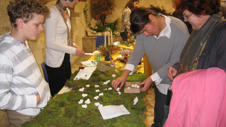 Varovanci kranjskega Zavoda Korak so številne obiskovalce dobrodelnega bazarja n