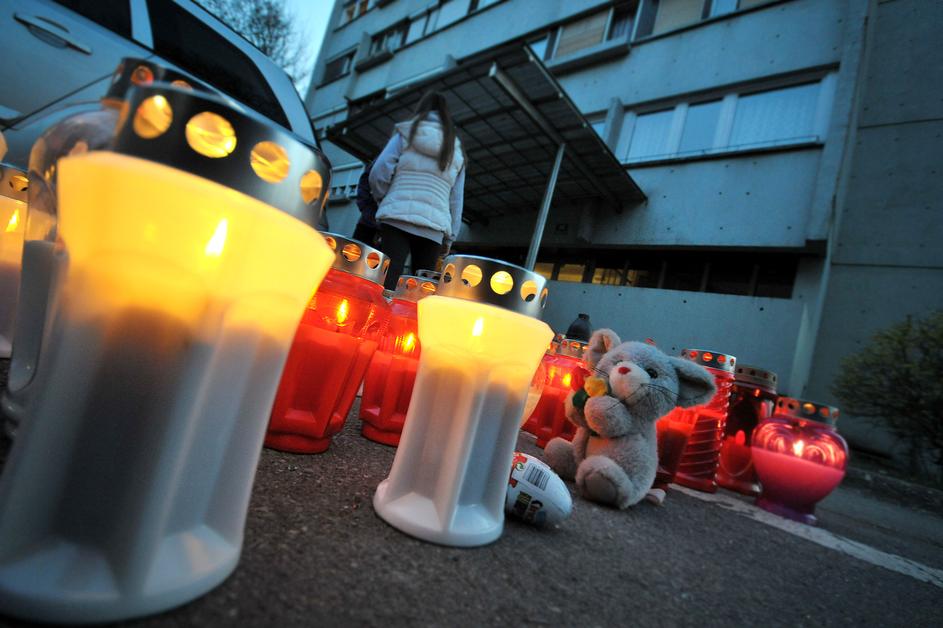 Svečke v spomin na preminulo deklico pred stolpnico v Štepanjskem naselju (Foto: