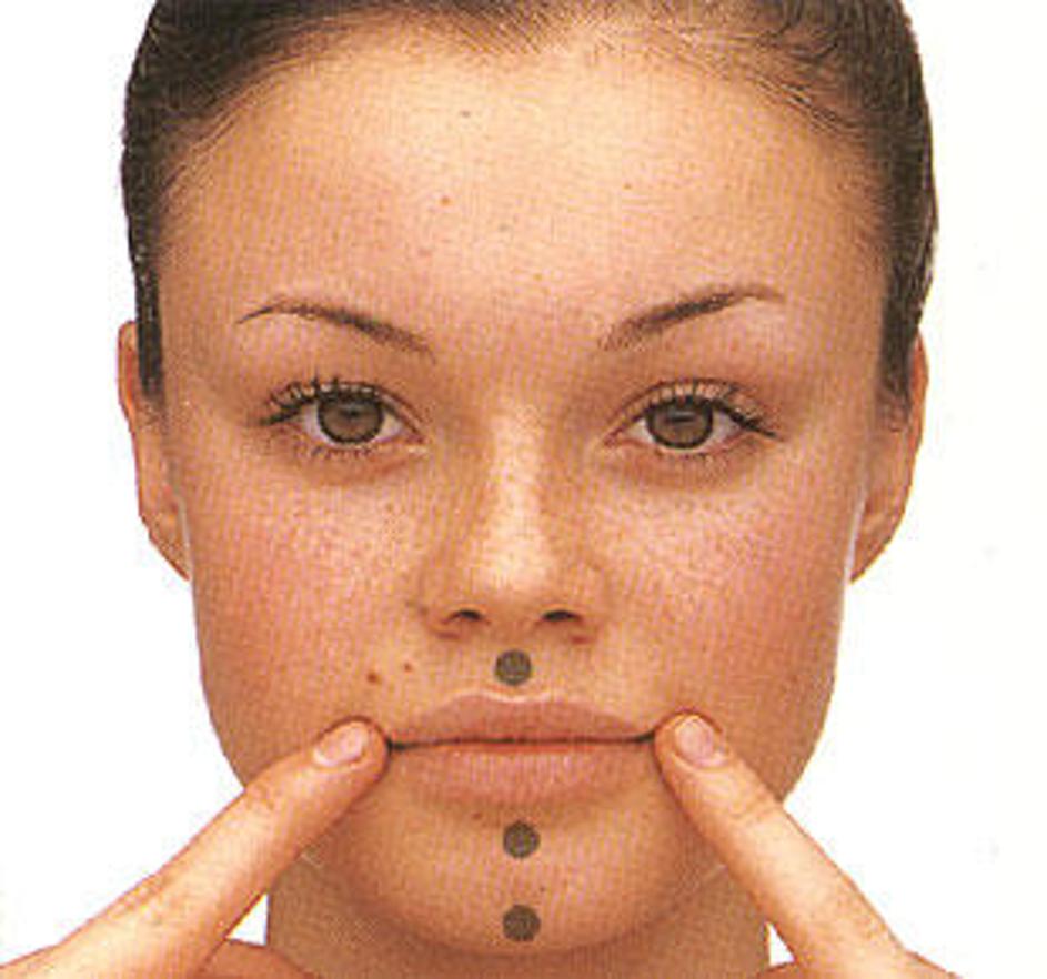 Stimulirajte akupunkturne točke ob robu ustnic, nad zgornjo ustnico, tik pod spo