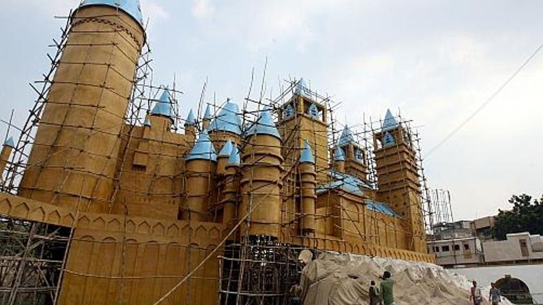 Sumljivi grad nastaja iz platna in papirmašeja.