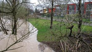 Voda iz Malega Grabna grozi tudi novim vrstnim hišam v Trnovem.