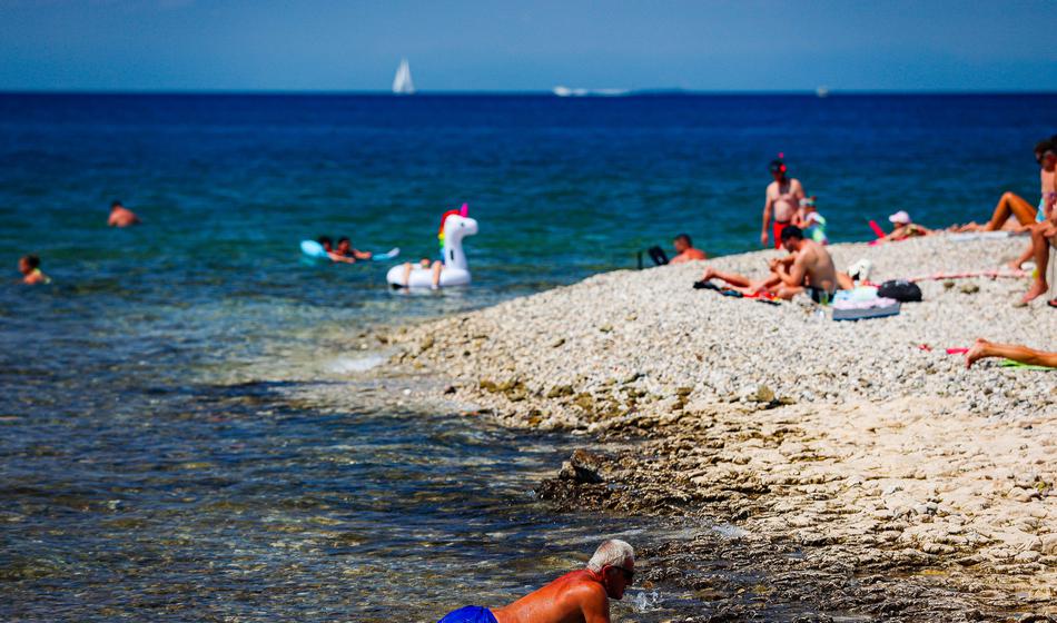 Nenavaden napad ob hrvaški obali, kopalci iskali pomoč