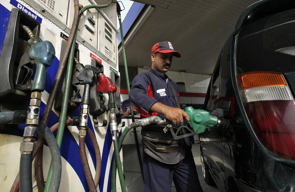 BENCIN, INDIJA, PROTEST, BENCINSKA ČRPALKA