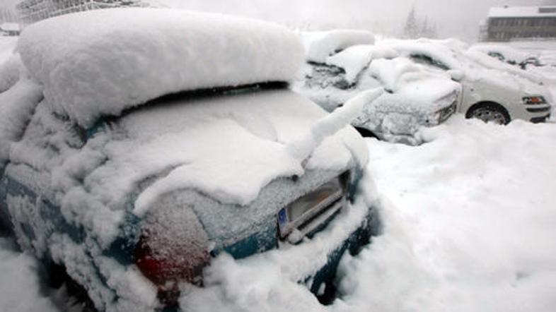 Na gornjeradgonskem in ljutomerskem območju naj bi zapadlo tudi do pol metra sne